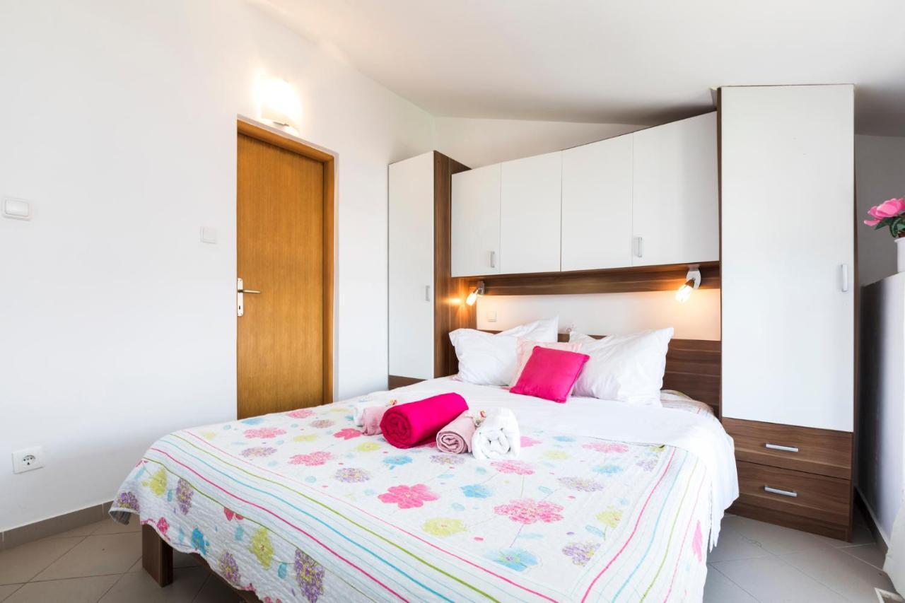 Apartmani I Soba Roberto I Mirjana Valun Εξωτερικό φωτογραφία